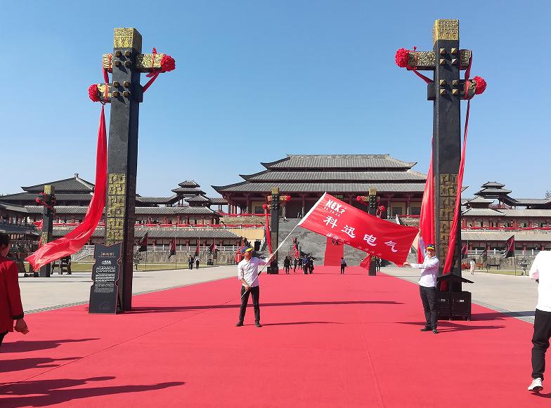 Служителите на KEXR играят в Hengdian Studios.