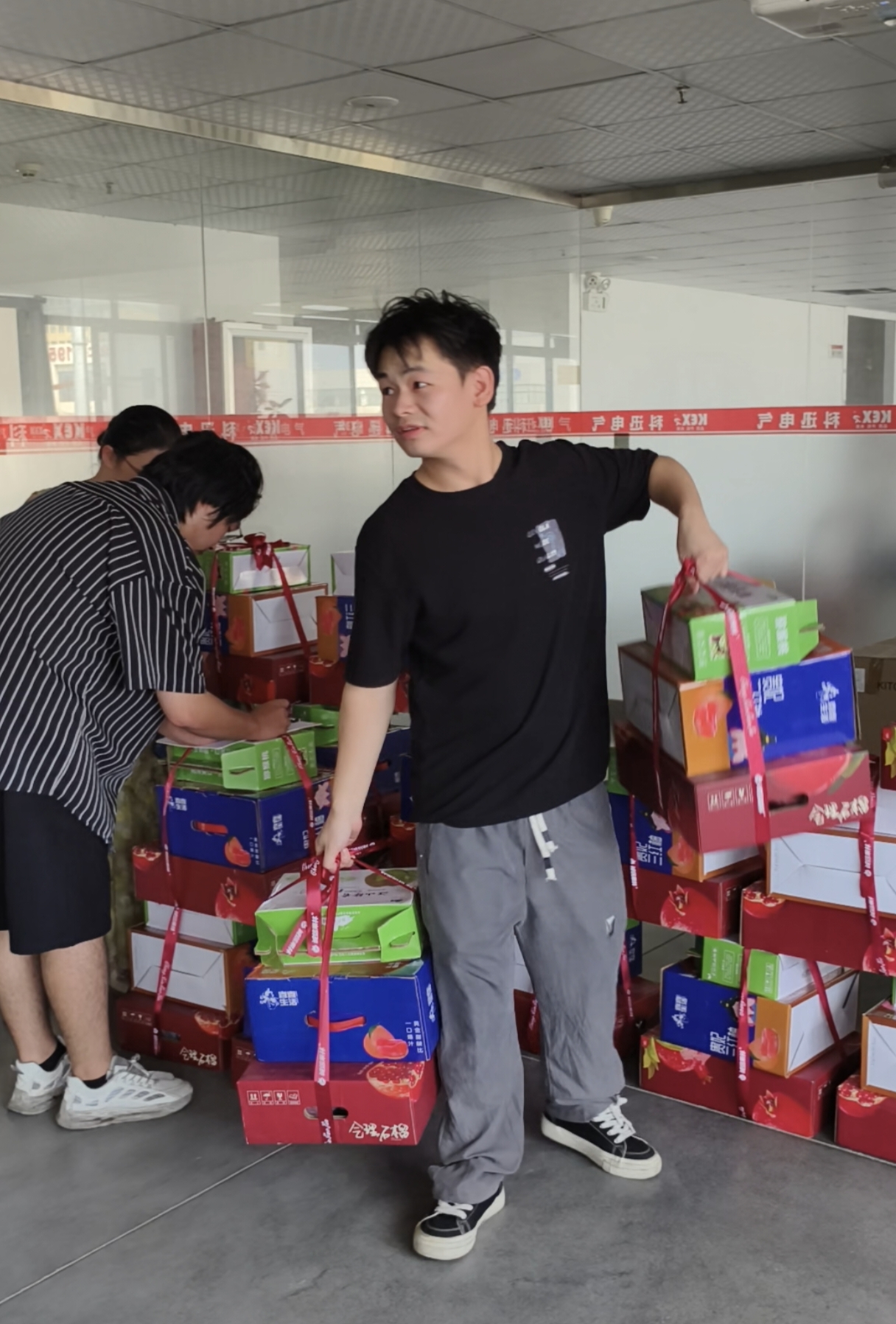 По случай Празника на средата на есента, Kexun Electric е подготвила изящни кутии за подаръци за всеки служител.