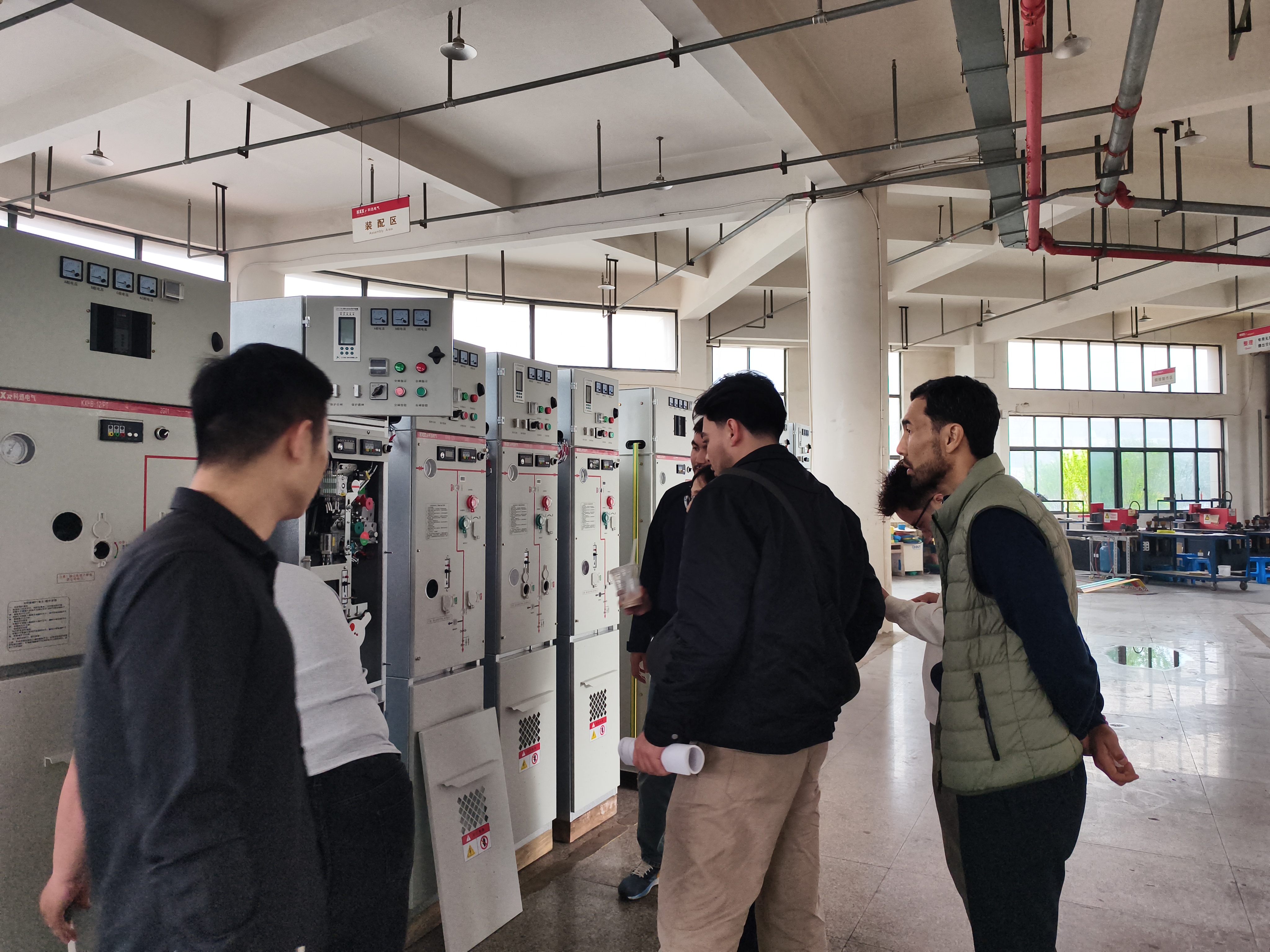 Клиенти от Казахстан посетиха базата за производство на високоволтово електроразпределително оборудване на Kexun Electric